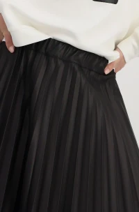 Pleated skirt in leather look