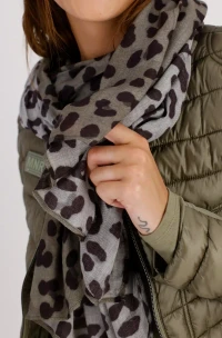 Scarf with leopard pattern