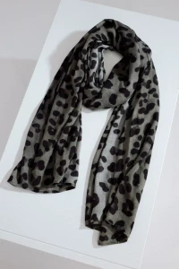 Scarf with leopard pattern