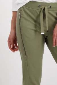 Trousers with zip pockets