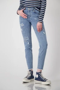 Jeans mit Rissen und Schmuck