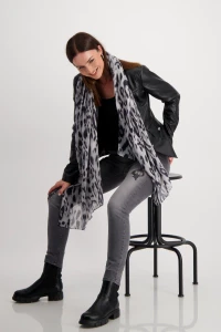 Lightweight scarf with animal print