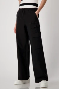 Straight trousers with cargo pockets