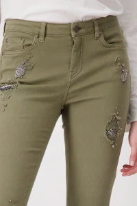 Destroyed jeans with embellishment