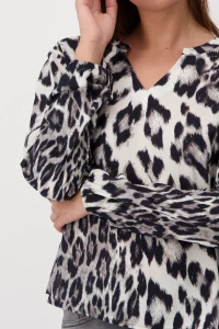 Blouse with leopard print pattern