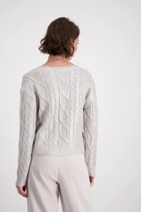 Glänzender Pullover mit Zopfmuster