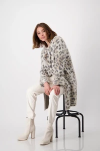 Fleecy coat with leopard pattern