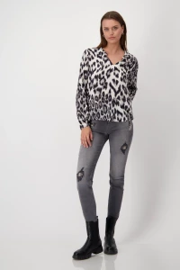 Blouse with leopard print pattern