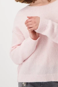 Knitted jumper with external seams