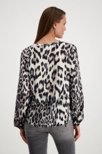 Blouse with leopard print pattern