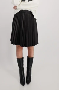 Pleated skirt in leather look