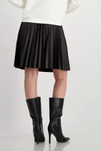 Pleated skirt in leather look