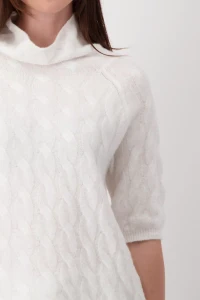 Flauschiger Pullover mit Zopfmuster