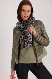 Scarf with leopard pattern