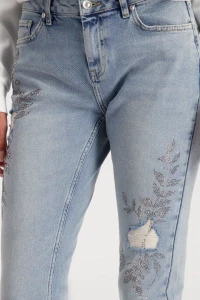 Jeans mit Schmuck